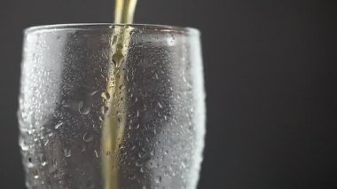 Bira bardağa dökülür.