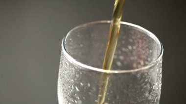 Bira bardağa dökülür.