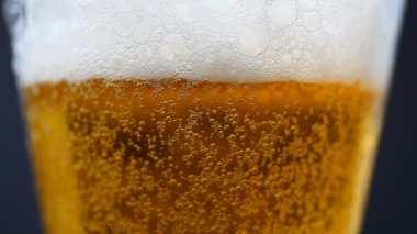 Bira bardağa dökülür.