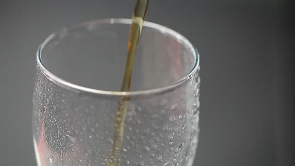 Öl hälls i ett glas — Stockvideo