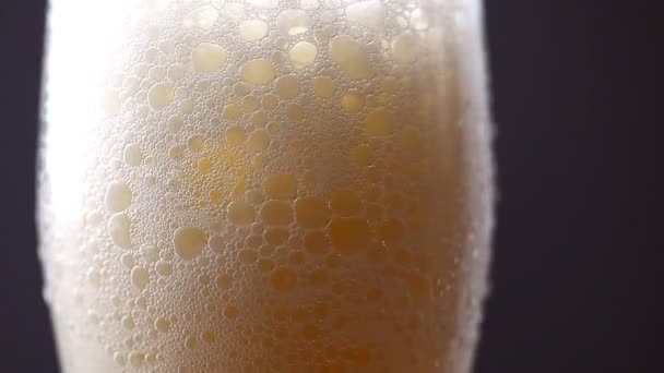 La birra viene versata in un bicchiere — Video Stock