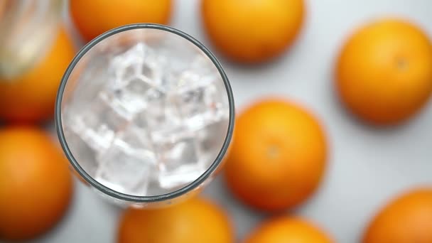 Zumo de naranja vertido en un vaso — Vídeo de stock