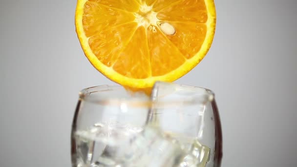 Sumo de laranja derramado em um copo — Vídeo de Stock