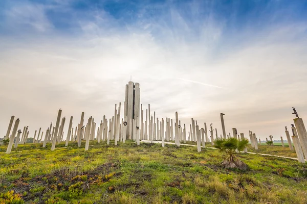 Zelené pole s betonovými pilíři — Stock fotografie