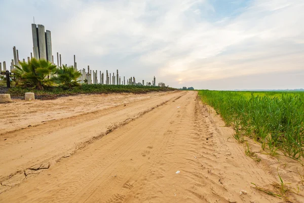 Route sablonneuse dans une campagne — Photo