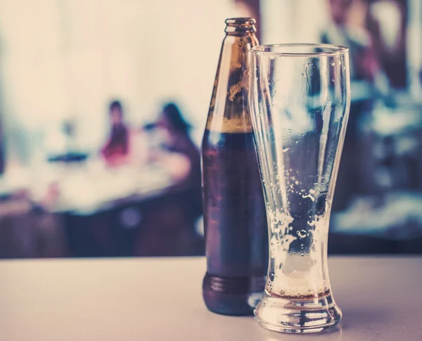 Öl flaska och tomma glas — Stockfoto