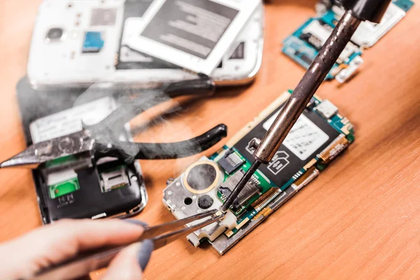 Arbeiter repariert gebrochenes Telefon — Stockfoto