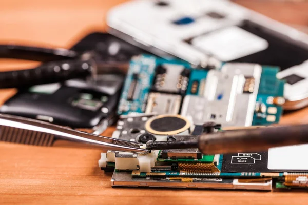 Reparar un teléfono móvil roto — Foto de Stock