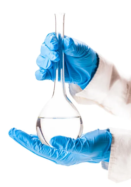 Лаборант держит стеклянную фляжку — стоковое фото