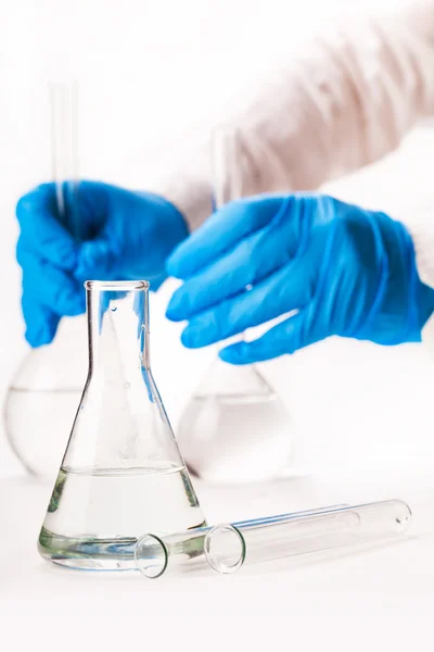 Experimentos químicos conduzindo laboratoriano — Fotografia de Stock