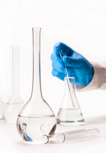 Mix reagents into the flask — Stock Photo, Image