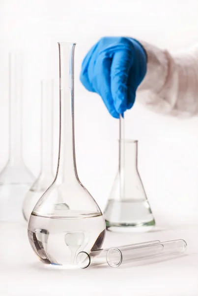 Assistant mix reagents into the flask — Stock Photo, Image
