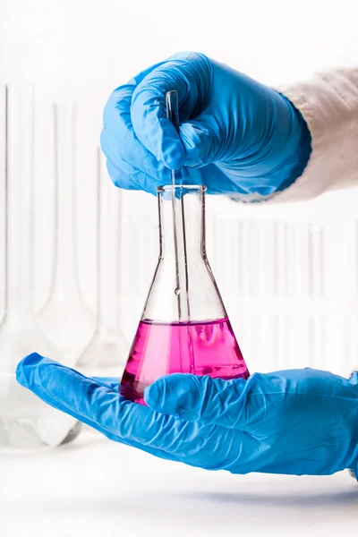 Laboratorian mix reagents in the flask — Stock Photo, Image