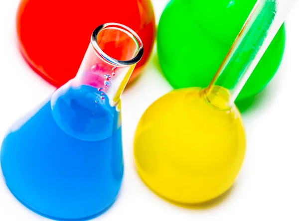 Frasco com reagentes coloridos closeup — Fotografia de Stock