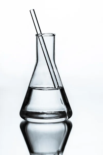 Хімічна скляна колба крупним планом — стокове фото