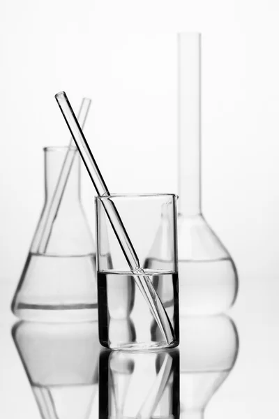 Ensemble de bouteille en verre chimique avec réflexion — Photo