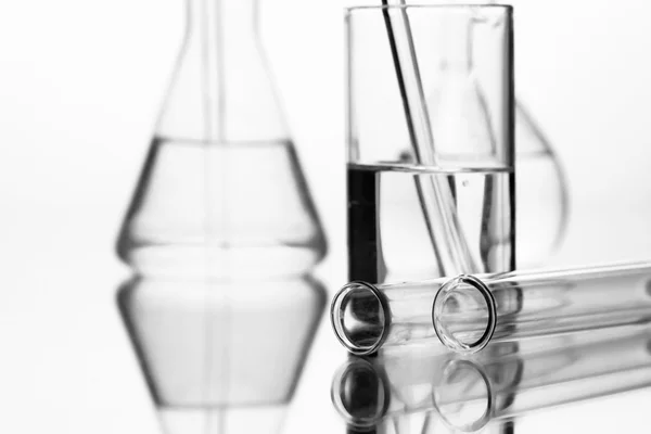Chemieglasflasche mit Reflexion — Stockfoto