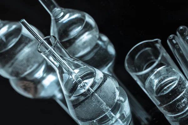 Uppsättning av kemiska glasflaskor med reflektion — Stockfoto