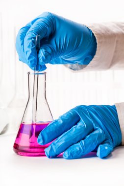 Balonun içine karışımı reaktifler 