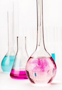 reaktifler ile çeşitli şişeler 