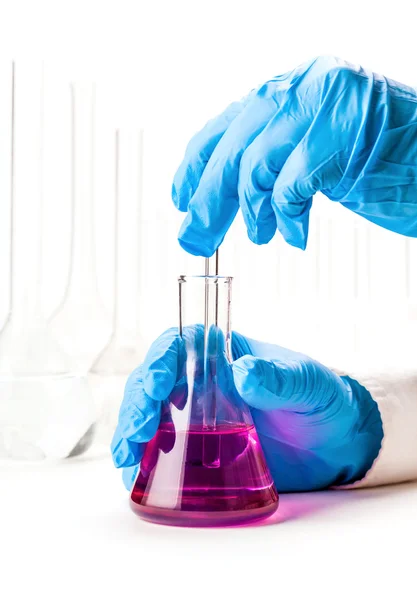 Assistant mix reagents into the flask — Stock Photo, Image