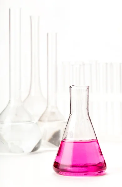 Mängd glas kolvar med reagenser — Stockfoto