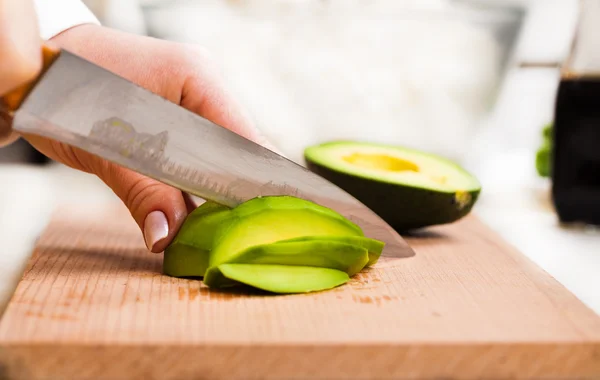 Kocken skivning avokado närbild — Stockfoto