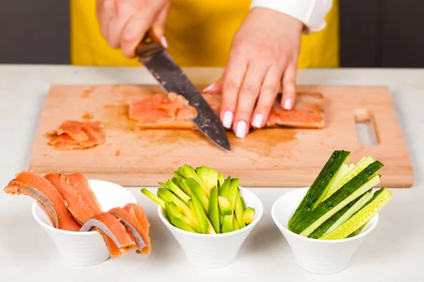 Chef cuts the fillet of red fish — Stock Photo, Image