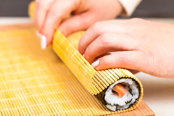 Cuocere le mani rotoli ritorti primo piano — Foto Stock