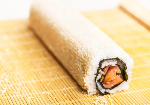 Rolo com peixe vermelho — Fotografia de Stock