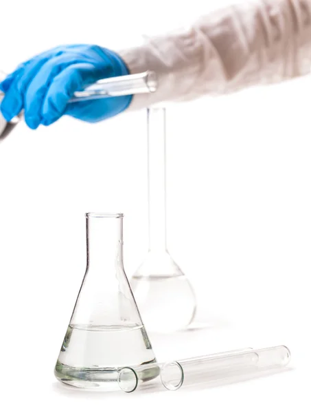 Assistant pours reagent in the flask — Stock Photo, Image