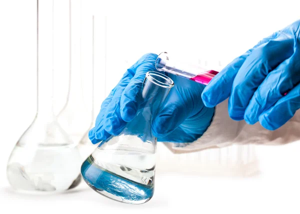 Laboratorian reagent pours a flask — Stock Photo, Image