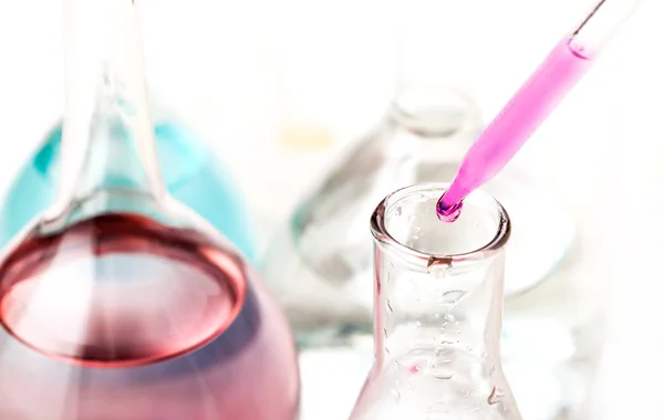 Droplet reagent into the flask falls — Stock Photo, Image