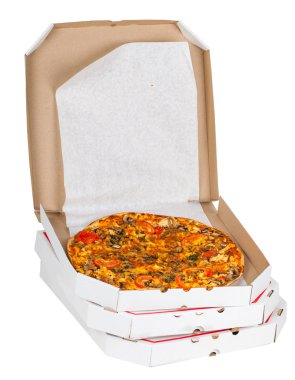 Aç kutusunda taze pizza 