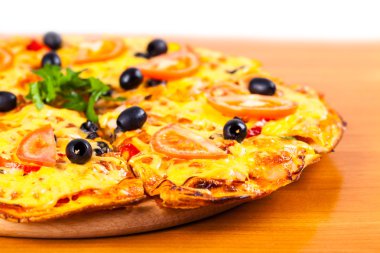 Zeytin closeup ile sıcak taze pizza 