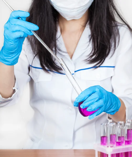 Nurse working with reagents closeup — Stock Photo, Image
