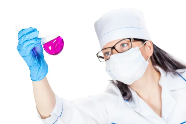 Laboratorian inspekterar innehållet i kolven — Stockfoto