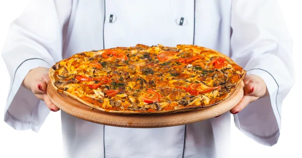 Chef-kok bezit in handen pizza — Stockfoto