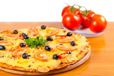 taze sıcak pizza domates ile