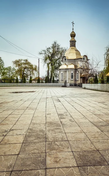 Igreja ortodoxa com cúpulas de ouro — Fotografia de Stock