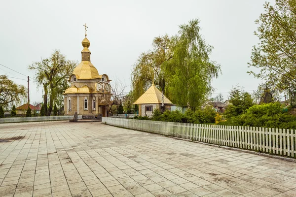 Iglesia cristiana con cúpulas de oro — Foto de Stock