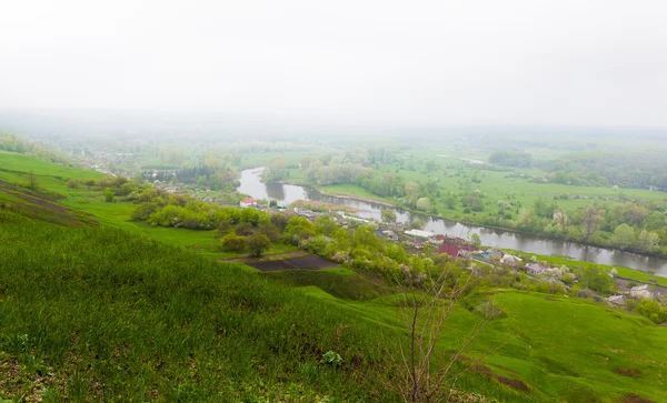 Dorp en rivier landschapsmening van hill — Stockfoto