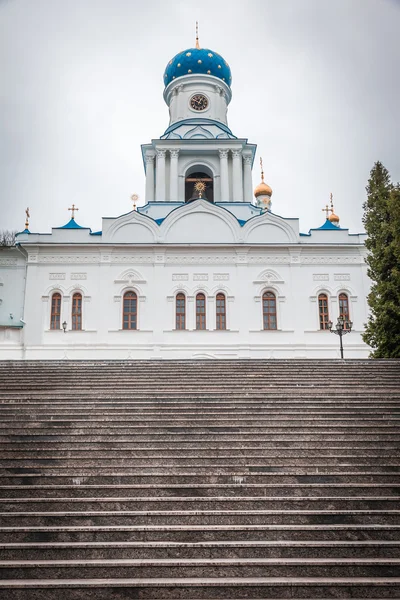 Лестницы, ведущие в церкви — стоковое фото