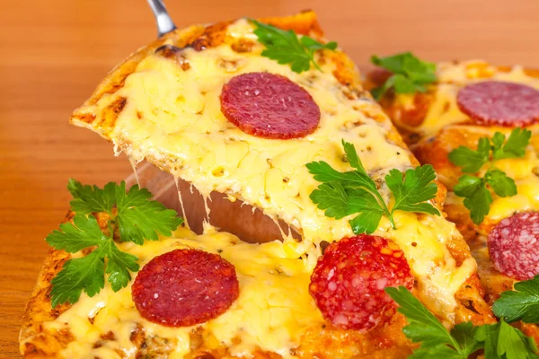 Snijd van pizza — Stockfoto