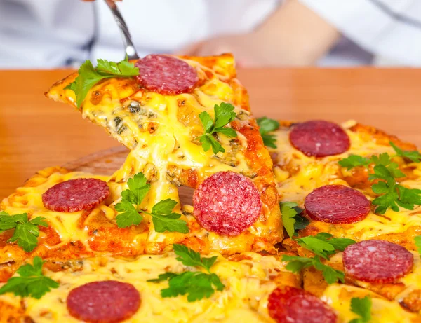 Segment pizza salami close-up — Stockfoto