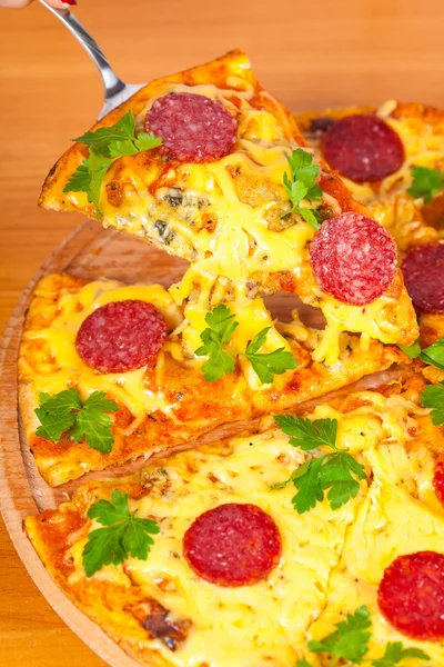 Heta slice pizza med salami — Stockfoto