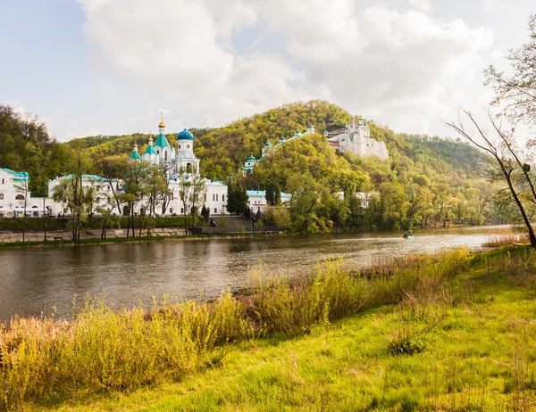 Православный монастырь в лесу — стоковое фото