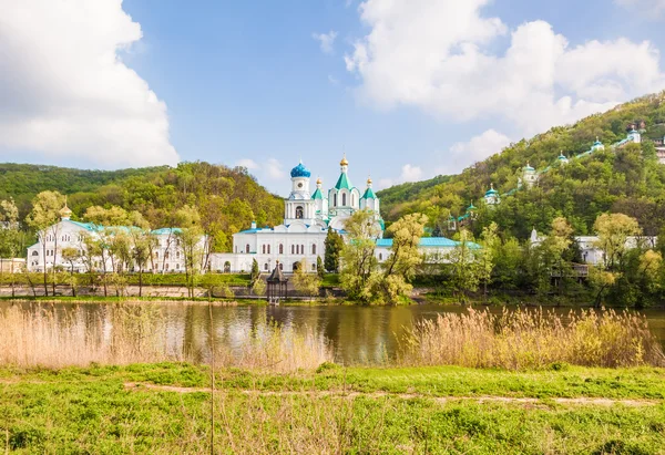 Svyatogorsk kloster landskap i skogen — Stockfoto