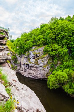 kayaların arasında akan nehir 