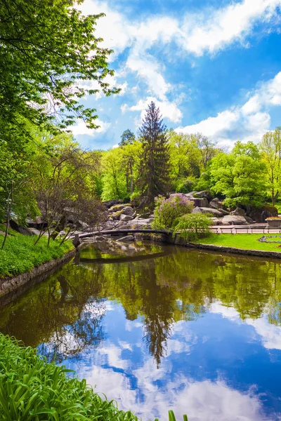 Paisaje lago con un reflejo del cielo — Foto de Stock